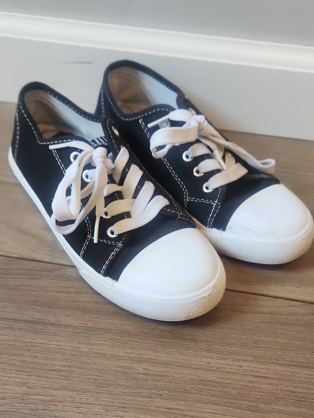 Kids Black Canvas Low-Top Sneakers with White Laces - Size 3